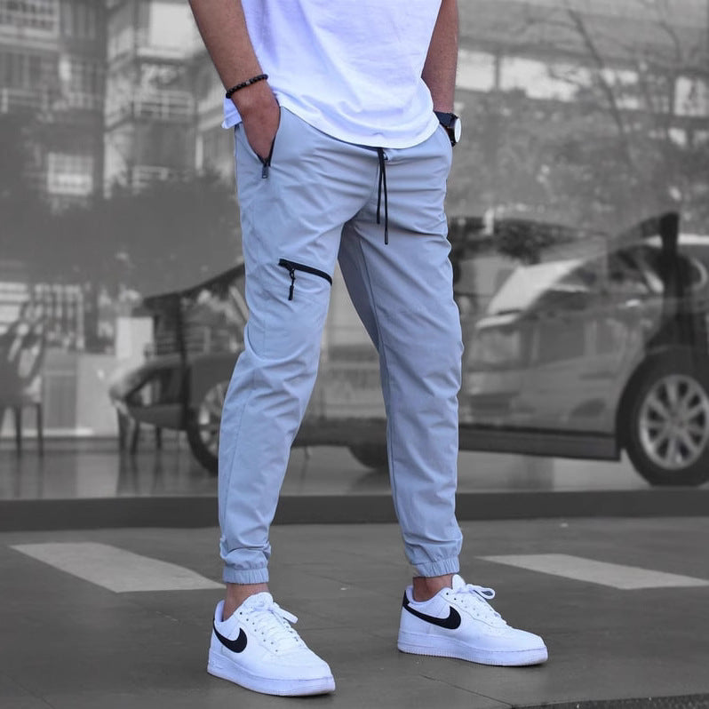 Herrer sporty fritidshose med elastisk talje og praktiske lynlåslommer Stilla