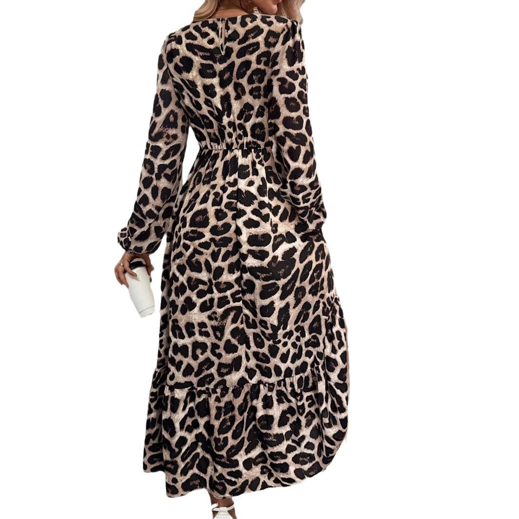 Dame maxikjole med elegant leopardmønster og svajende kant Stilla