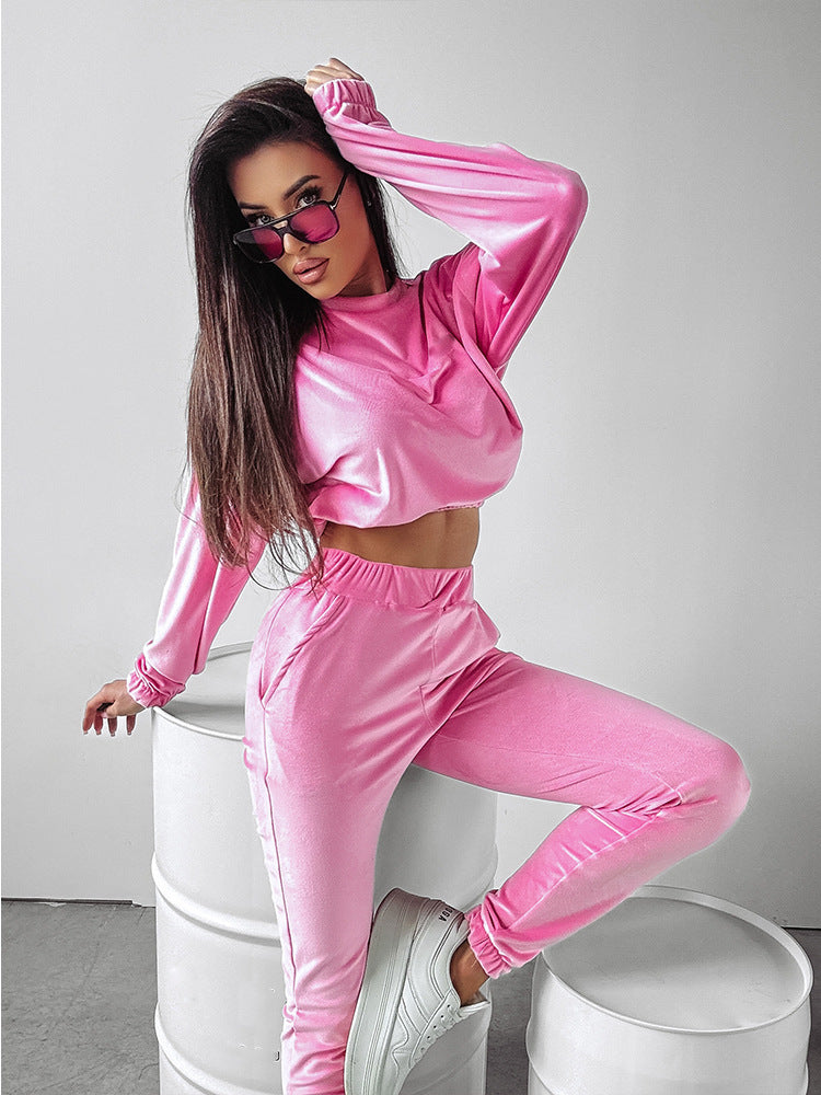 Kvindernes sporty loungewear sæt med cropped top og elastiske bukser Skovae