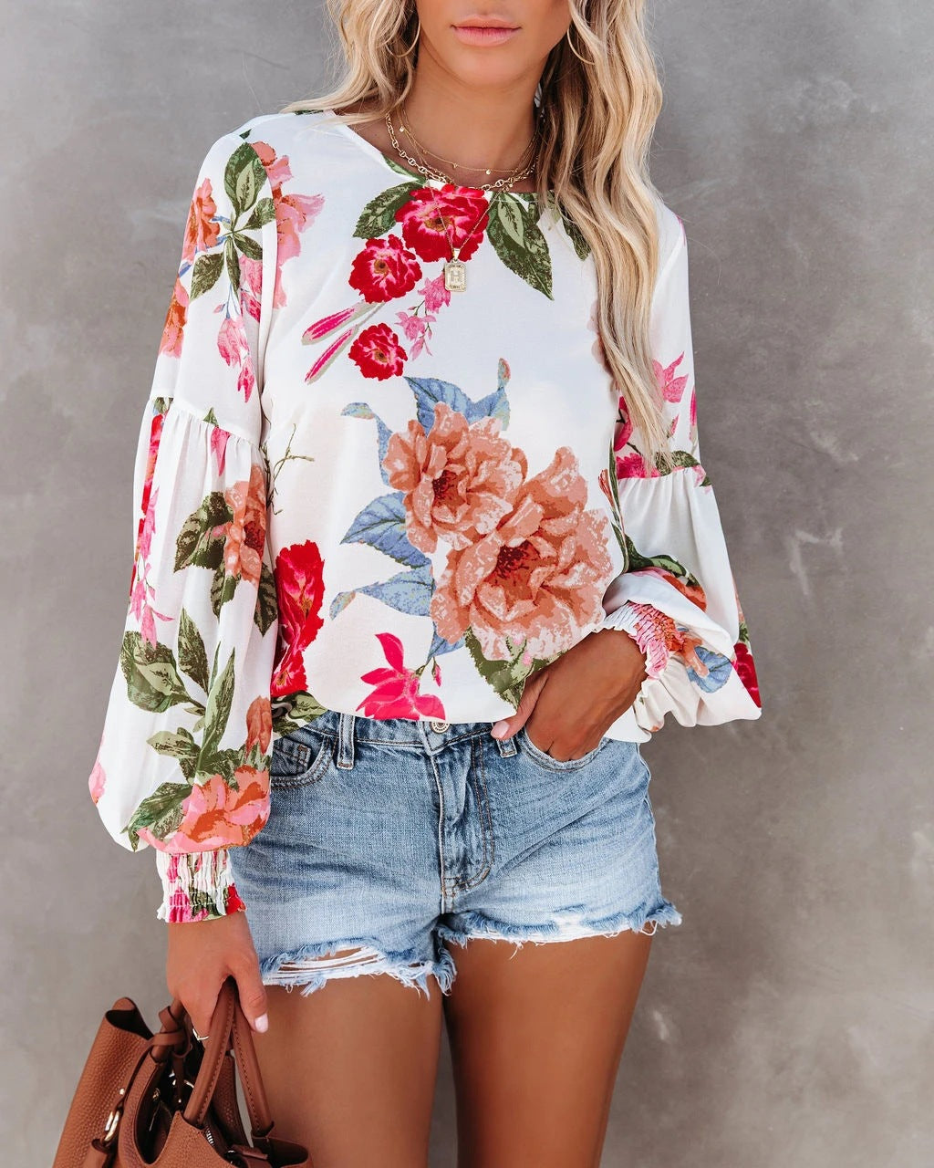 Damebluse med voluminøse ærmer og blomstret design Stilla