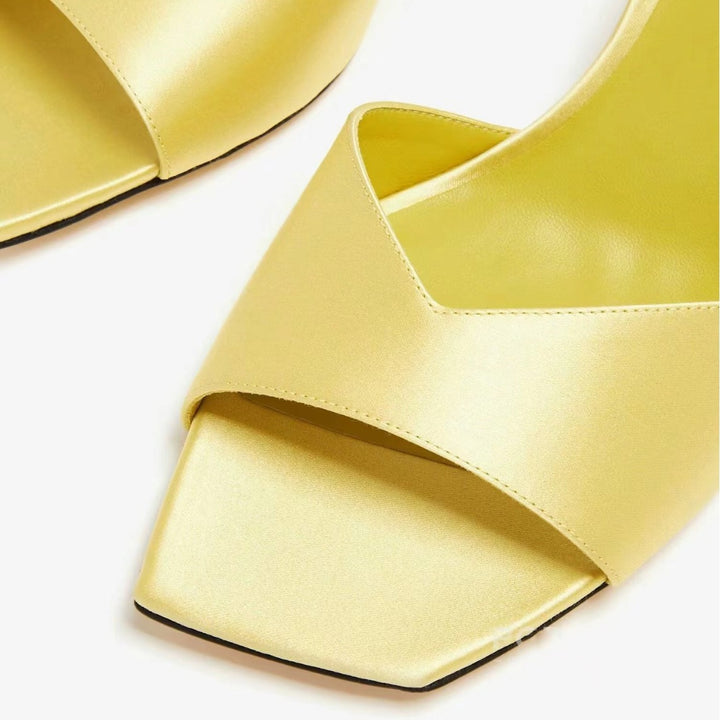 Femme Open-Toe Slide Heels med elegant arkitektonisk design Stilla