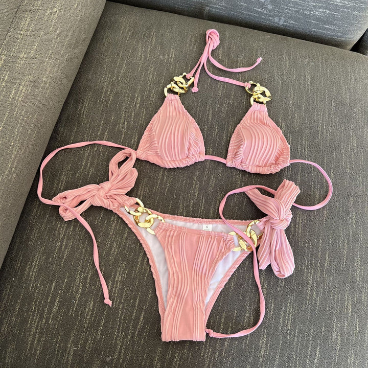 Femme stilfuld trekant-bikini sæt med gyldne accenter Stilla