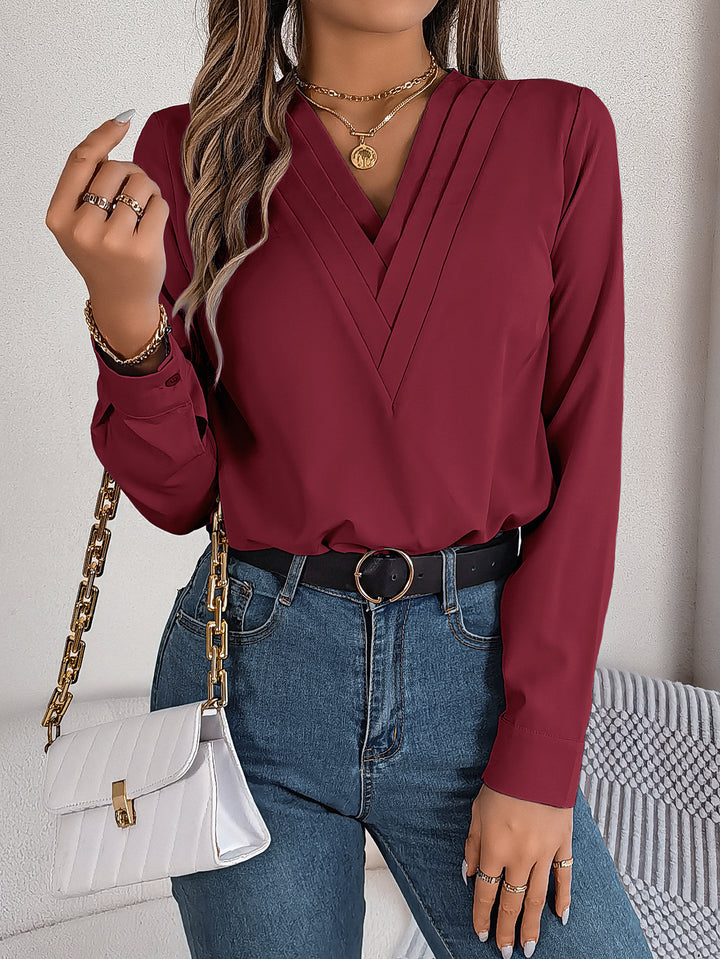 Damebluse med V-hals og elegante folder Stilla
