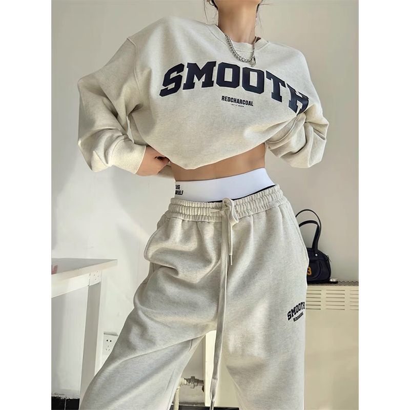Kvinders sæt med cropped sweatshirt og komfortable joggingbukser Skovae