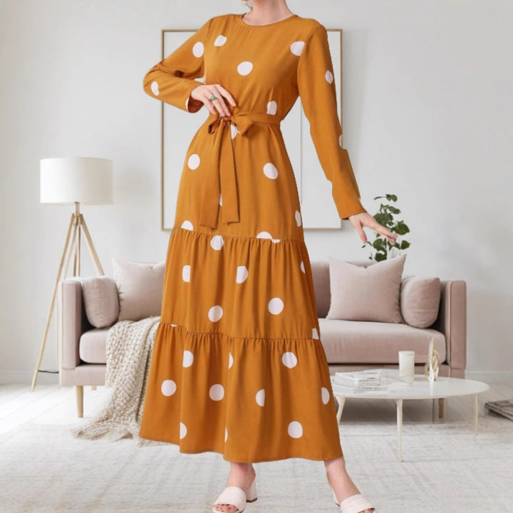 Dame Maxikjole med legende polka-dot mønster og elegant bindebælte Stilla
