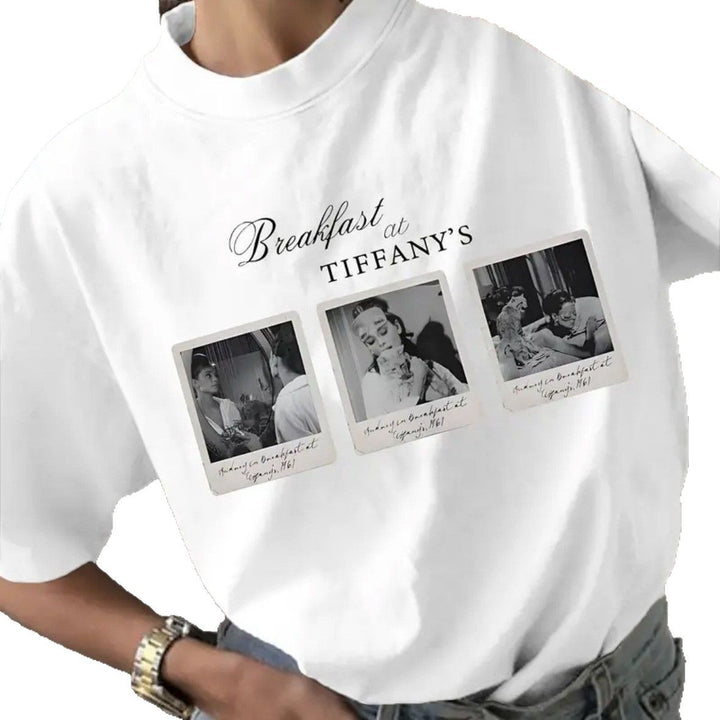 Dame T-shirt med nostalgiske filmfotos og elegant skrifttype Stilla