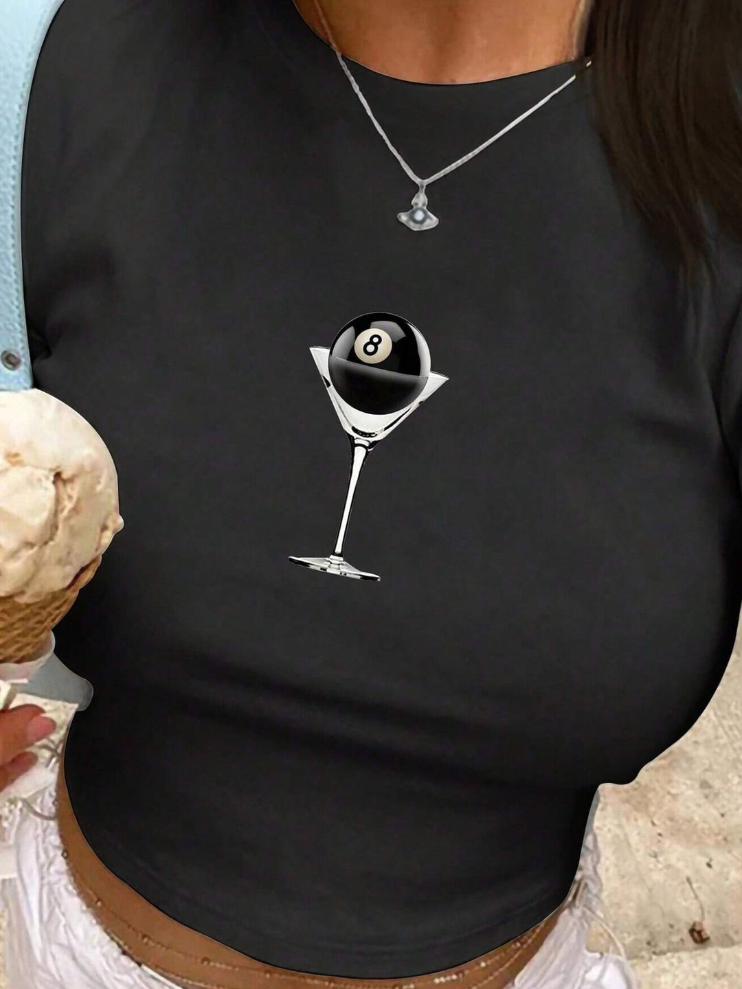 Dame Crop-T-Shirt med kunstnerisk statementtryk Skovae