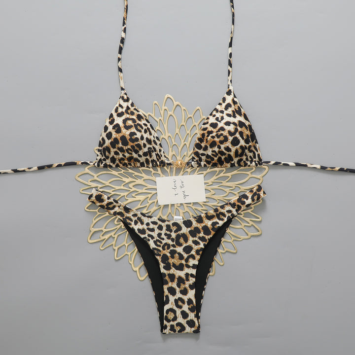 Dame triangle-bikini med elegant prikket design og stilfuld kontrast skovæ