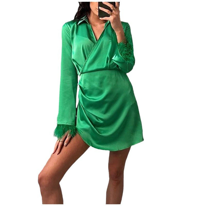 Dameviklekjole med elegant satin-finish og trendy fjerdetaljer Stilla