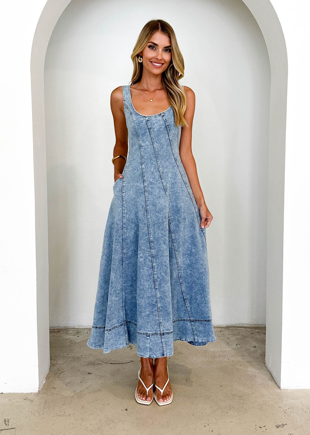 Dame Maxikjole i denim med feminin silhuet og sidelommer Stilla
