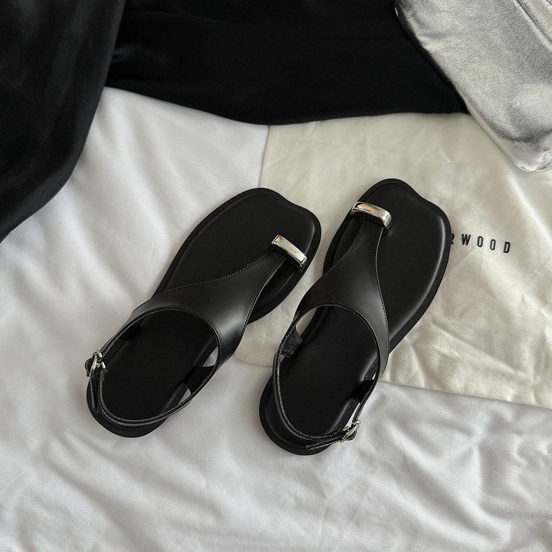 Femme Sleek T-Riemen Slide Sandaler med metallisk spænde Stilla