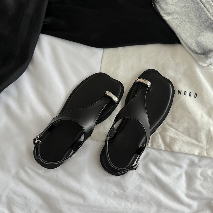 Femme Sleek T-Riemen Slide Sandaler med metallisk spænde Stilla