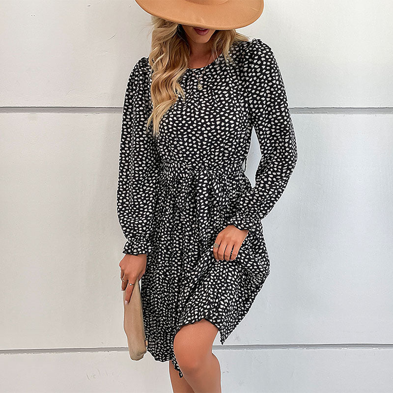 Dame midi-kjole med elegant flæse-design og båndliv Stilla