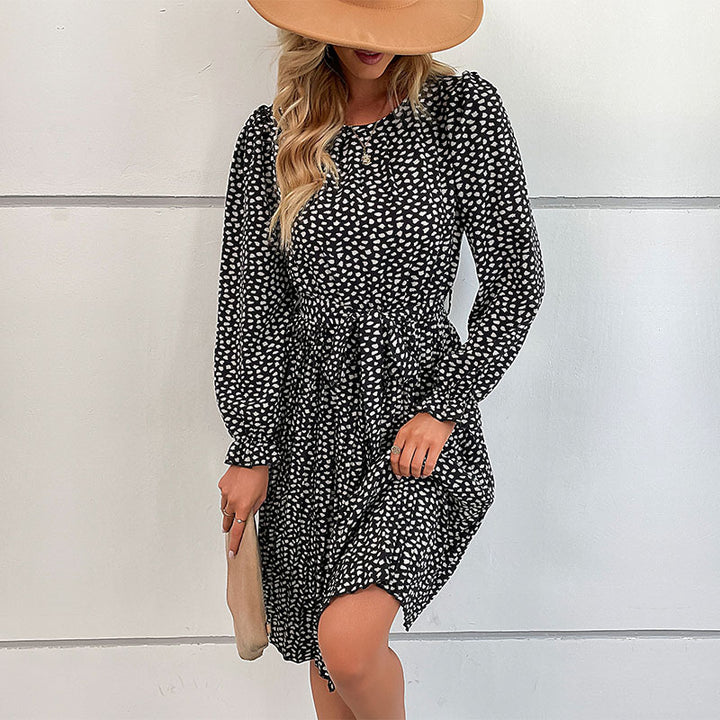 Dame midi-kjole med elegant flæse-design og båndliv Stilla