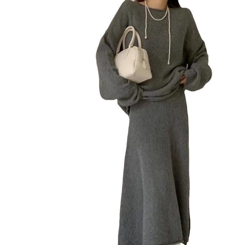 Kvinders strikkjole i et afslappet off-shoulder design med en bred pasform