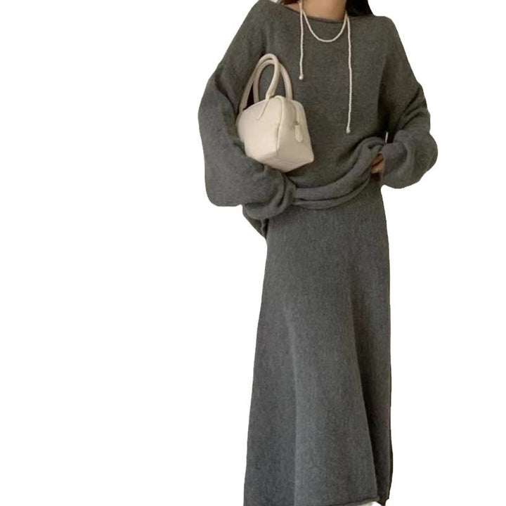 Kvinders strikkjole i et afslappet off-shoulder design med en bred pasform