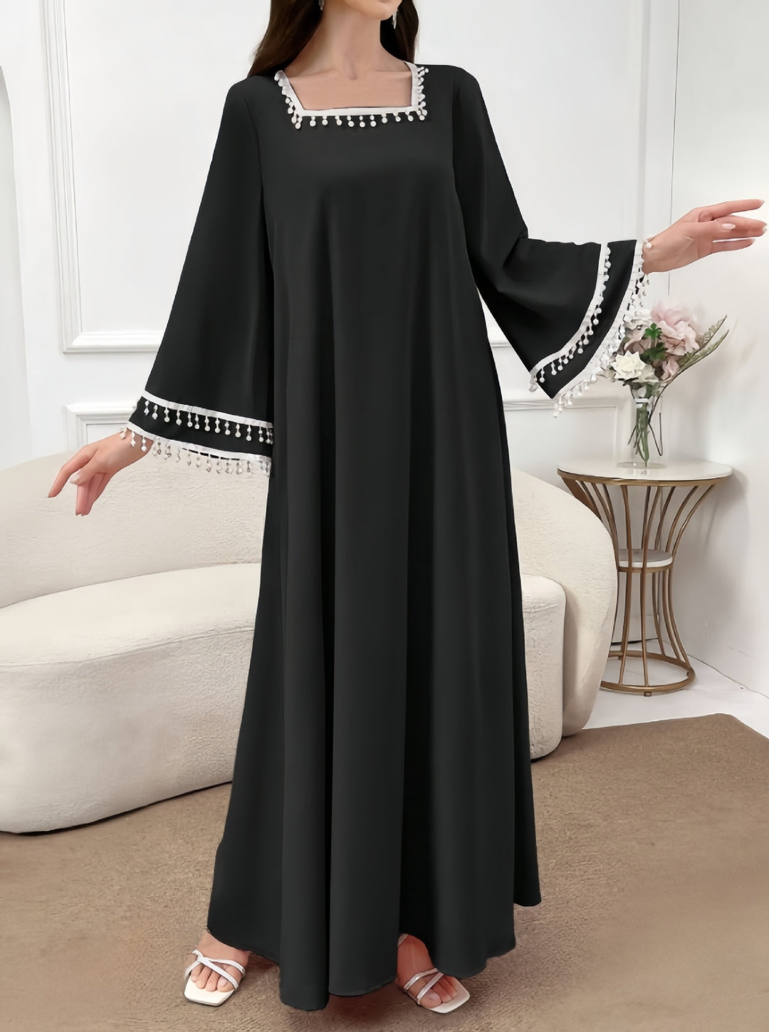 Dame maxikjole med elegante kvastdekorationer og flydende skæring Stilla