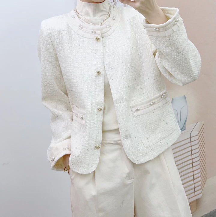 Dame elegant Bouclé-jakke med dekorative perlemorsknapper og struktureret design Stilla