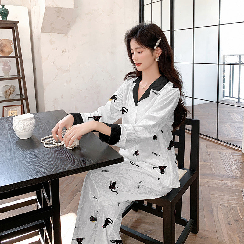 Dame modernt pyjamasæt med tropisk print og komfortdetaljer Stilla