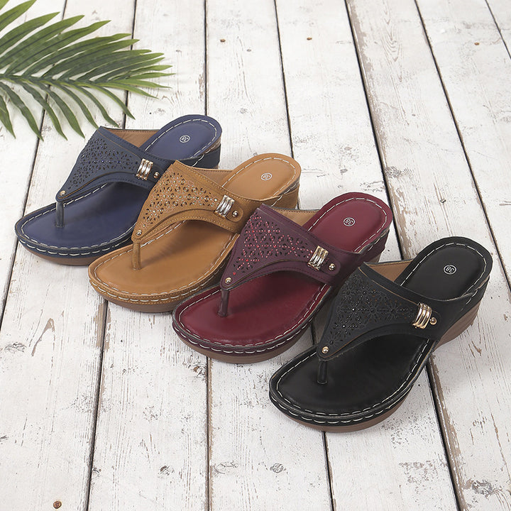 Dame flip-flops med moderne cut-out-design og behagelig wedge-sål Stilla