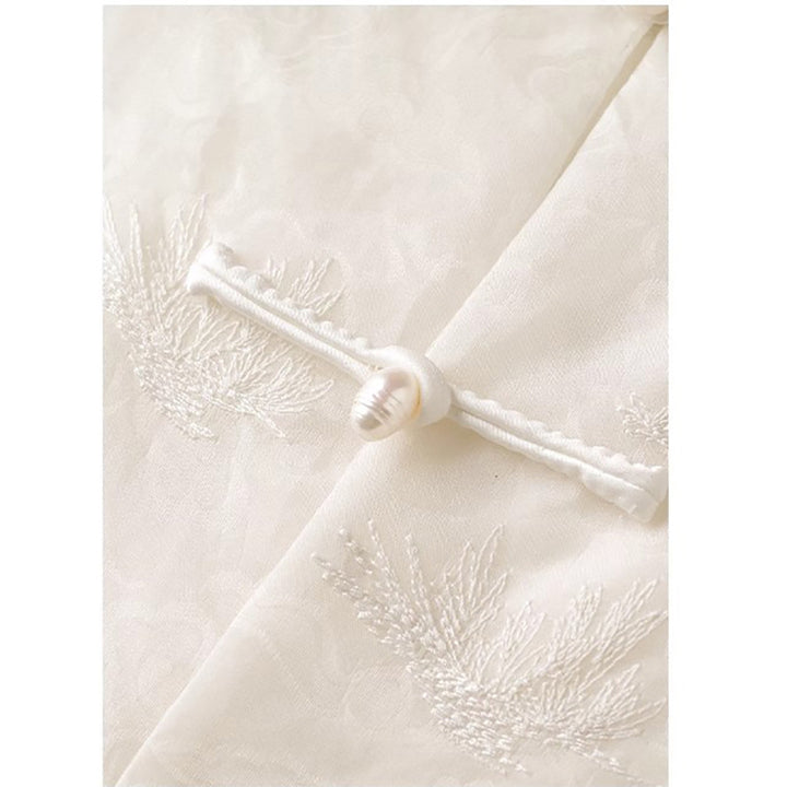 Damebluse med fin broderi og elegante knapdetaljer Stilla