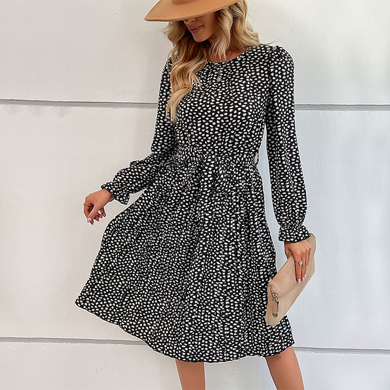 Dame midi-kjole med elegant flæse-design og båndliv Stilla