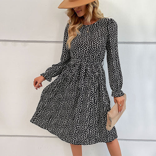 Dame midi-kjole med elegant flæse-design og båndliv Stilla