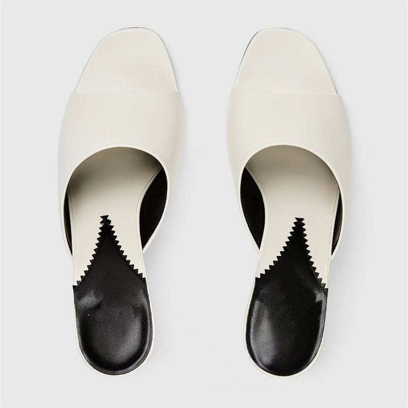 Femme Open-Toe Mules med skulpturel hældesign Stilla
