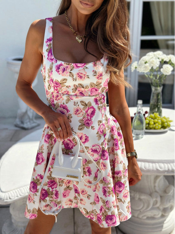 Dame Sommerkjole med blomsterdesign og flatterende snit Stilla