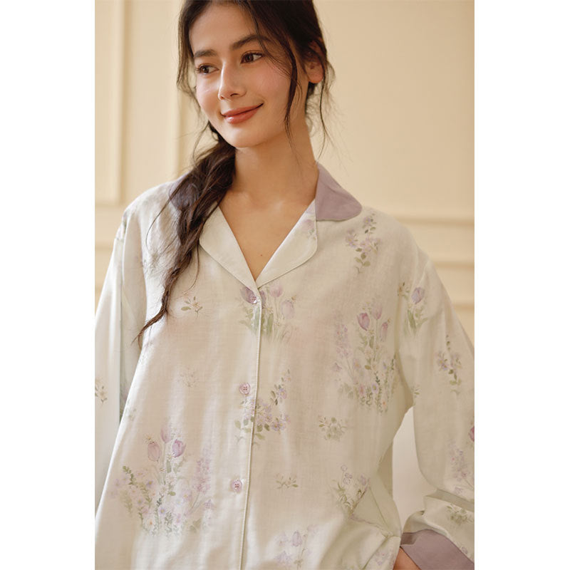 Dame natkjole bluse med blomsterdesign og elegant knaplukning Stilla