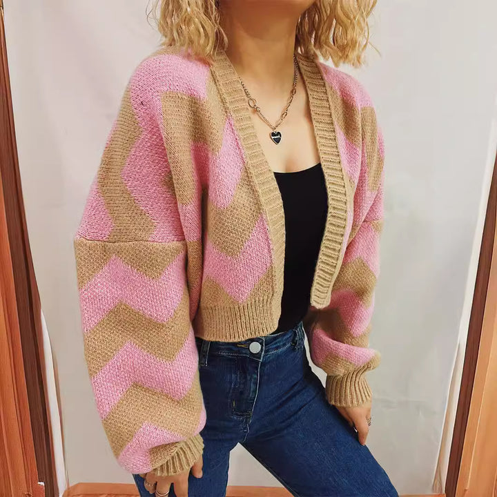 Kvindernes fashionable cardigan med chevron mønster og brede ærmer Stilla