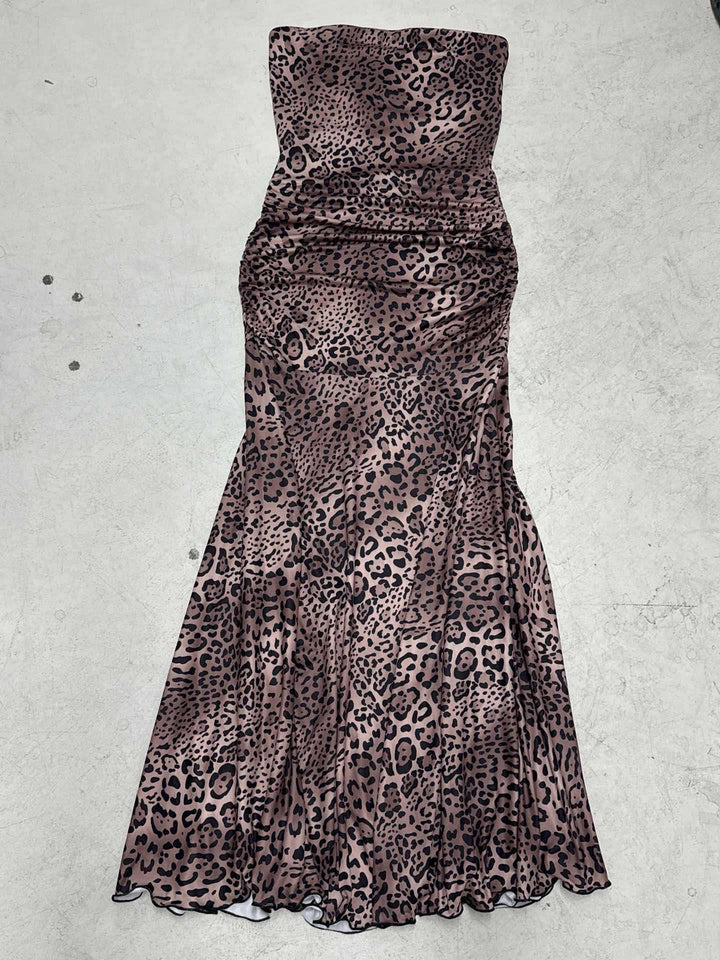 Dame maxikjole med volangkant og elegant leopardmønster Skovae