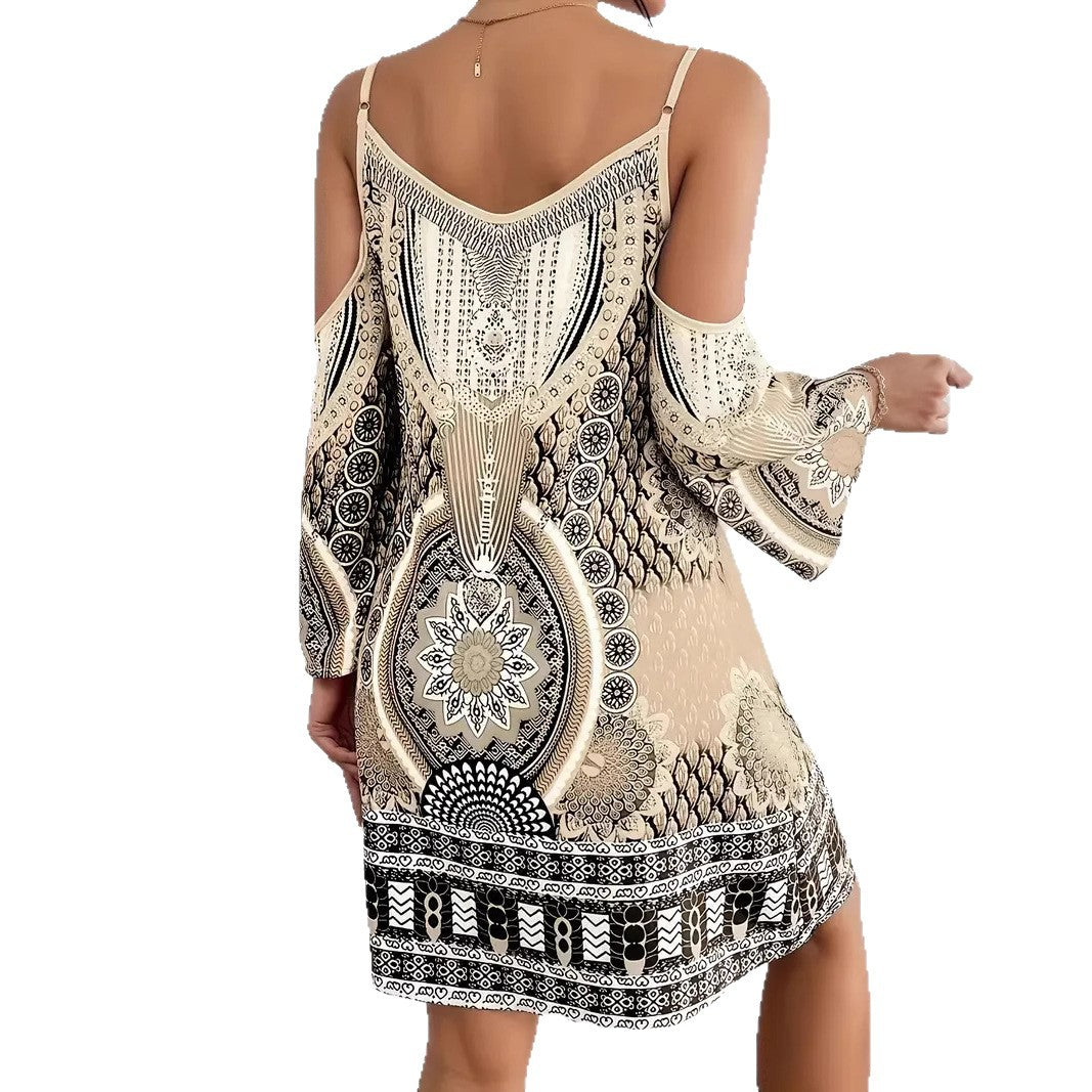 Dame Boho-inspireret kjole med skulderfri design og farverige mønstre Stilla