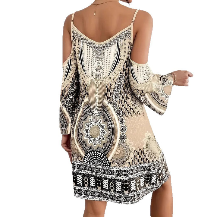 Dame Boho-inspireret kjole med skulderfri design og farverige mønstre Stilla