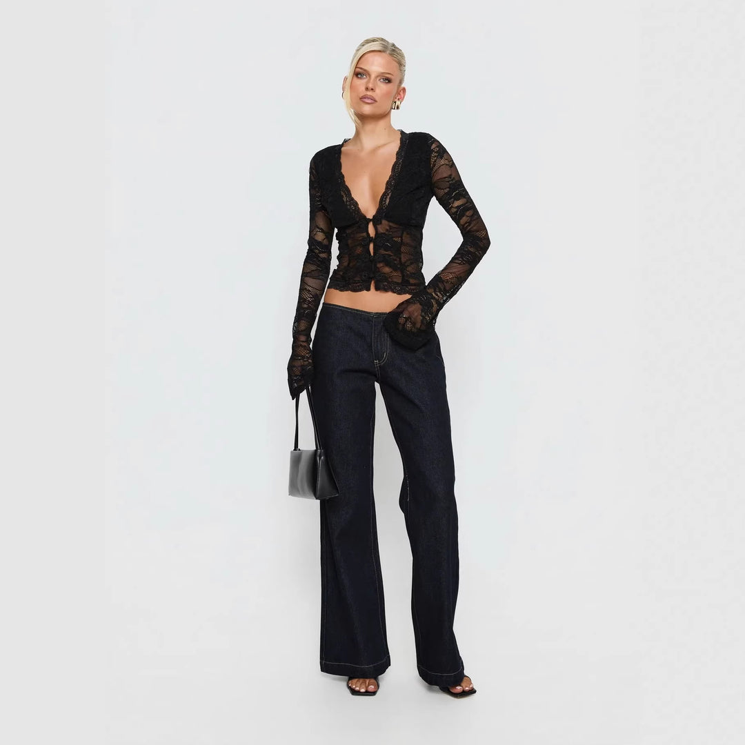 Dame bluse i lace med dyb V-hals og detaljerede knapper Skovae