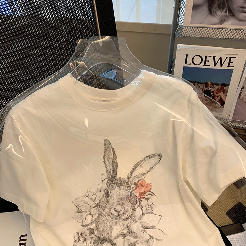 Dame T-shirt med detaljeret kaninmotiv og blomsterdesign Stilla