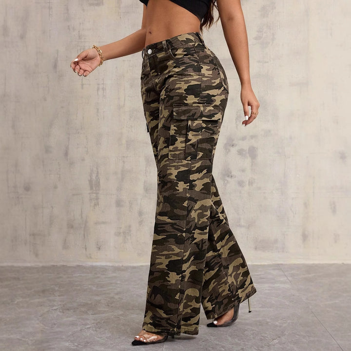 Kvinders cargo bukser i et afslappet camouflage design med sidelommer og brede ben Stilla