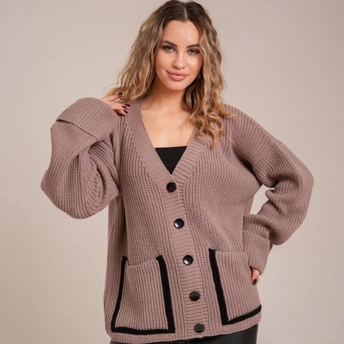 Kvinders chunky strik cardigan med praktiske påsatte lommer og elegant knaplukning Stilla