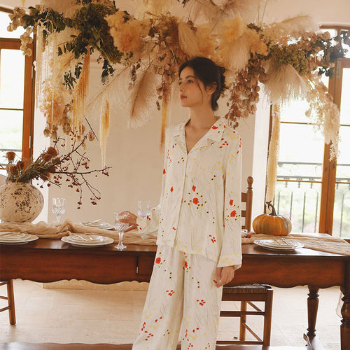 Dame pyjamasæt i flydende satin med blomsterdesign og elegante detaljer Stilla