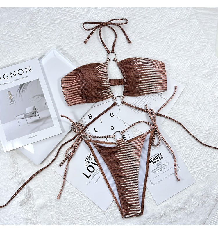 Dame Triangel-Bikini med innovativ ringdetalje og trendy bånd Stilla
