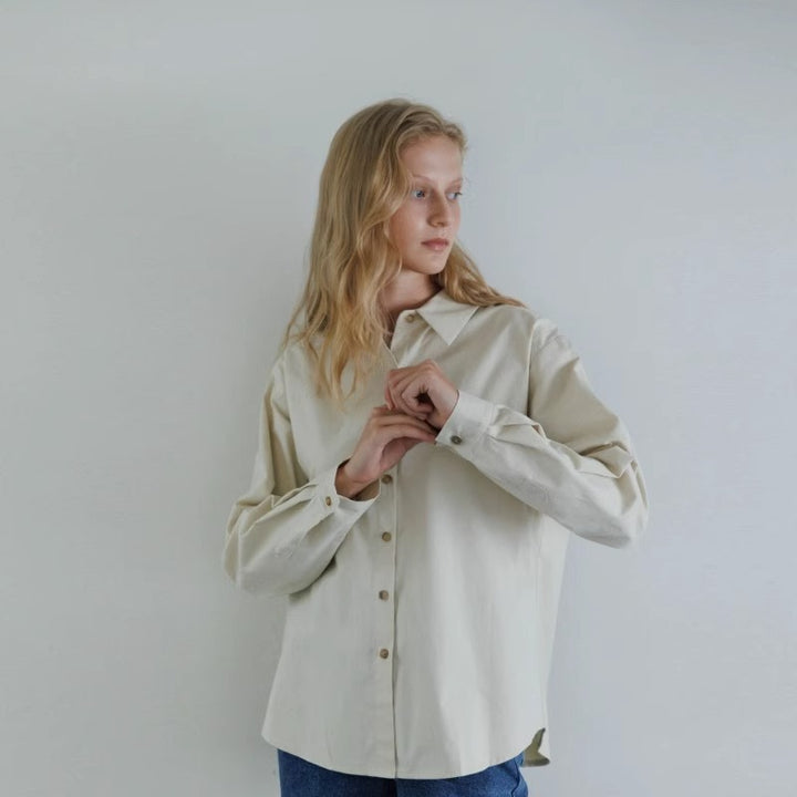 Kvinders elegante og løse bluse med smal krave Stilla