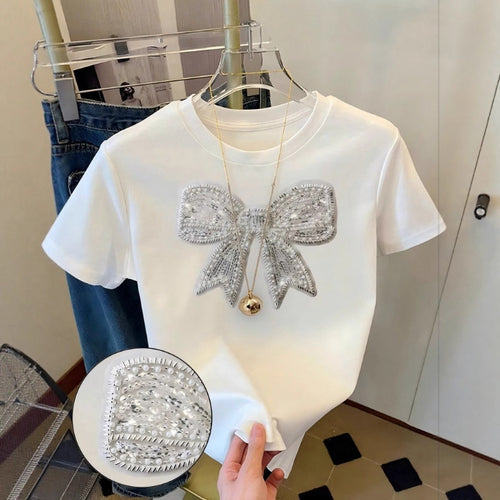 Dame T-shirt med glitrende sløjfemotiv og fin broderiteknik Skovae