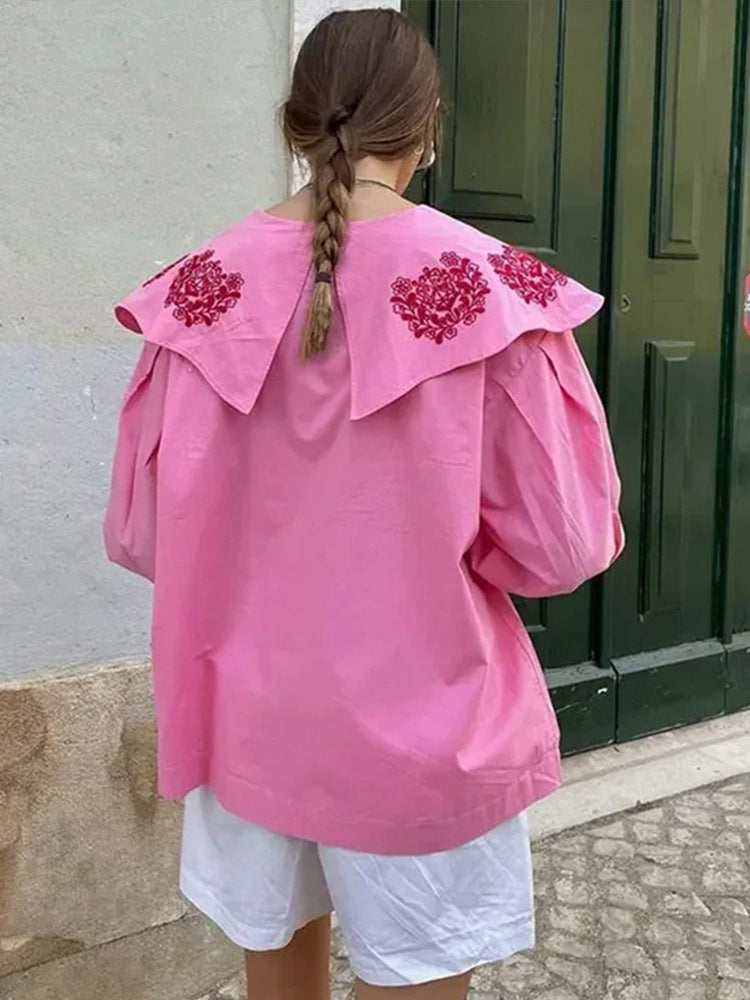 Damebluse med pragtfulde flæsedetaljer og blomstret broderidesign Stilla