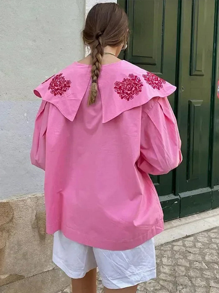 Damebluse med pragtfulde flæsedetaljer og blomstret broderidesign Stilla