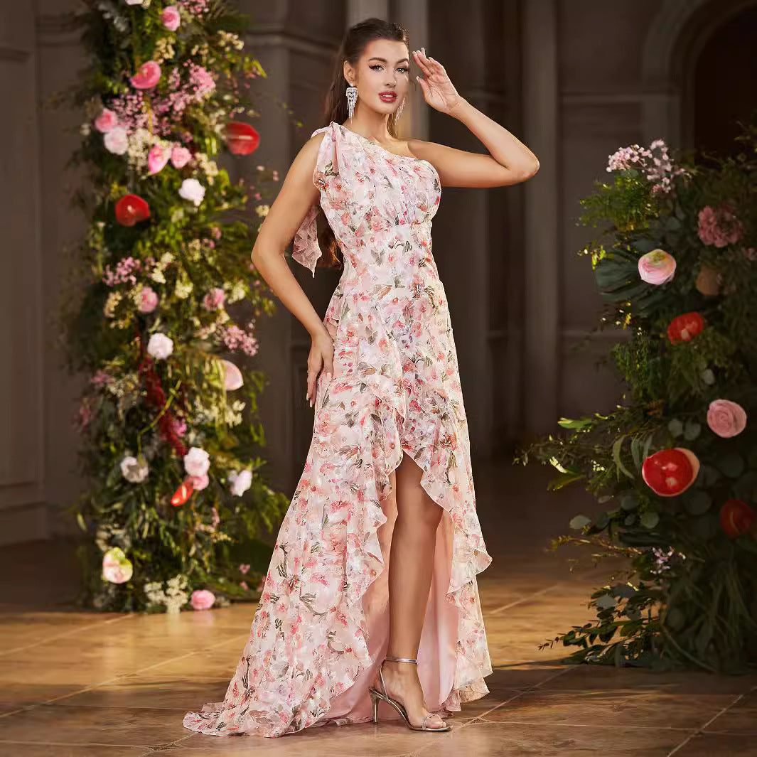Dame skulderfri maxikjole med blomstrede flæser og sidelæg Stilla