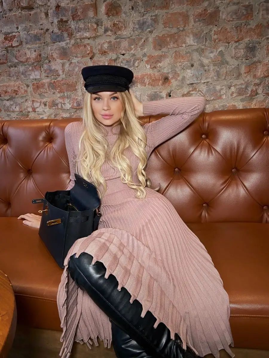 Dame elegant strikkjole med fin ribstruktur og asymmetrisk kant Stilla