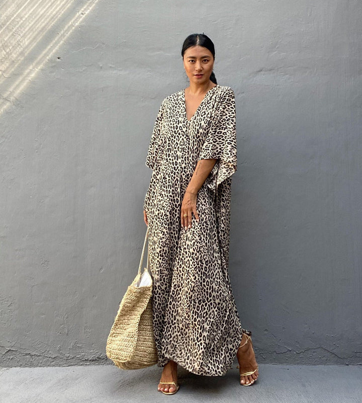 Dame Maxi-kjole med asymmetrisk snit og dyreprint Stilla
