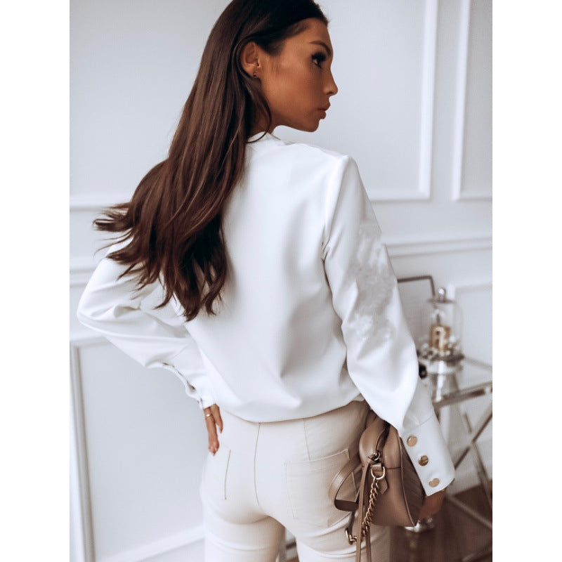 Damebluse med moderne krave og dekorative knapper Skovae