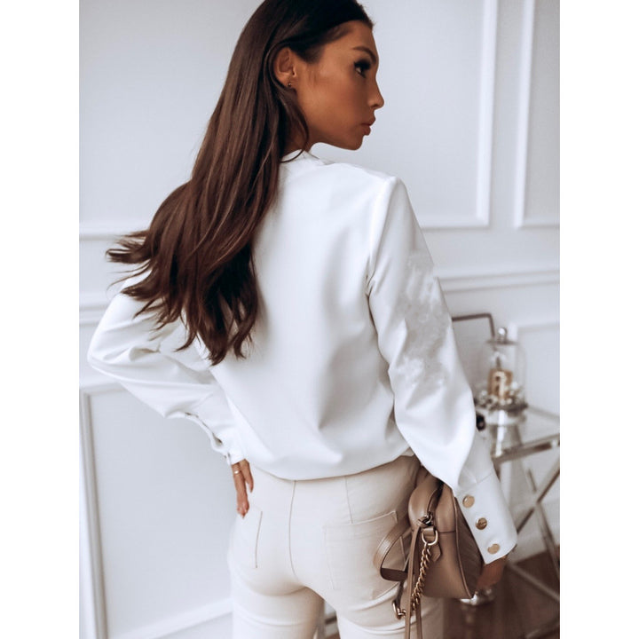 Damebluse med moderne krave og dekorative knapper Skovae