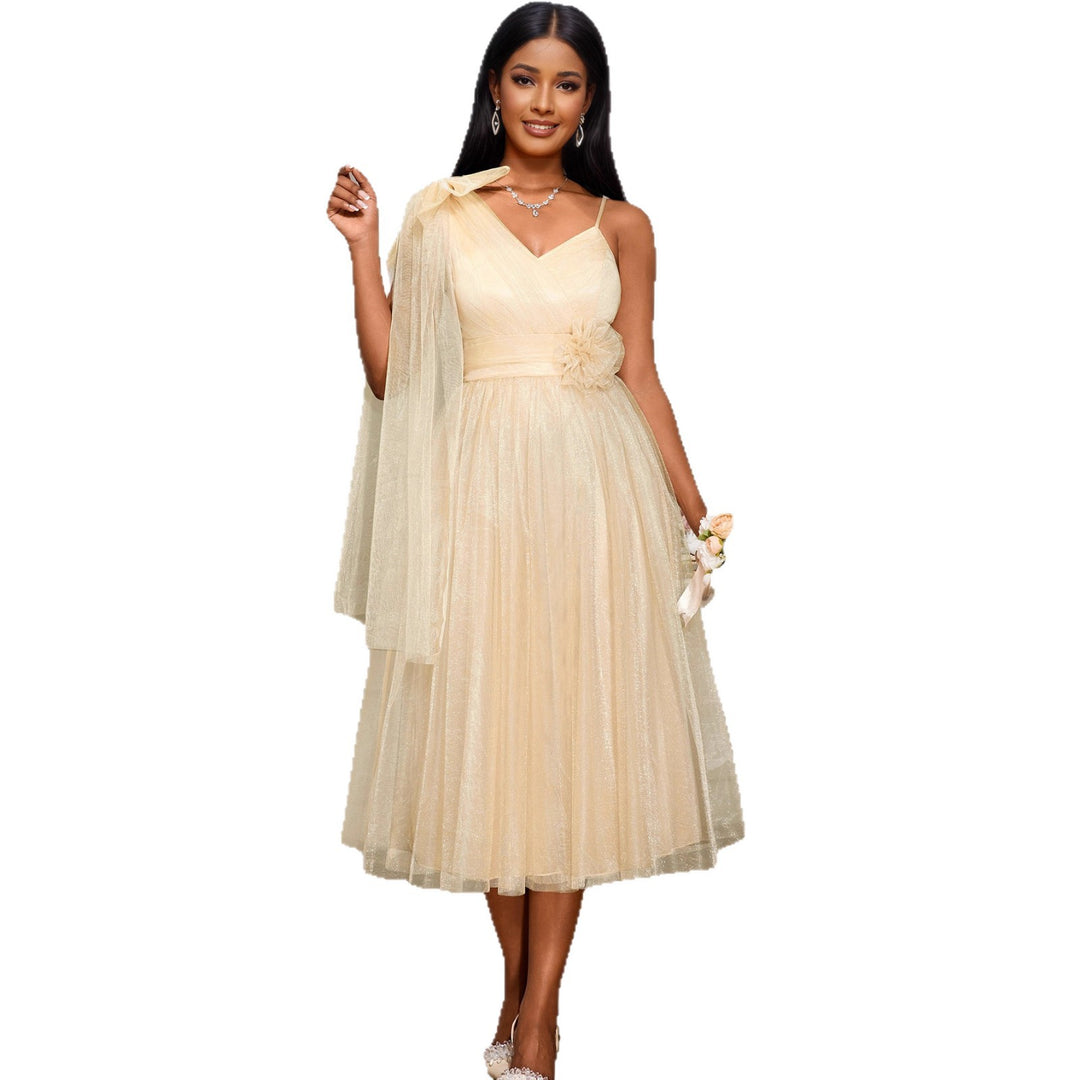 Dame festligt midikjole med asymmetrisk chiffon-overlay og blomsterapplikation Skovae